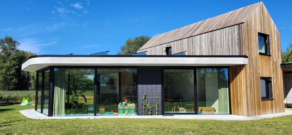 brutalist architecture houten gevelbekleding